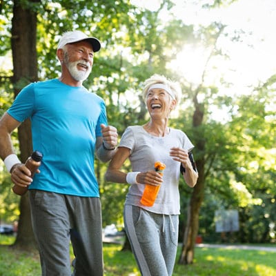 Simonhöhe im Sommer 4 Ein älteres Paar beim Joggen