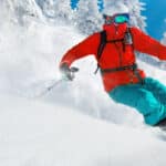 Ein Skifahrer auf einer Abfahrt