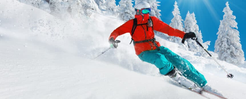 Ein Skifahrer auf einer Abfahrt