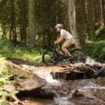 E-Bike Fahrer im Wald