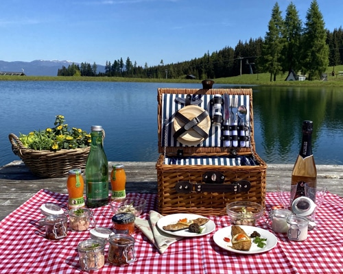 Ein Deluxe Picknickkorb auf der Simonhöhe