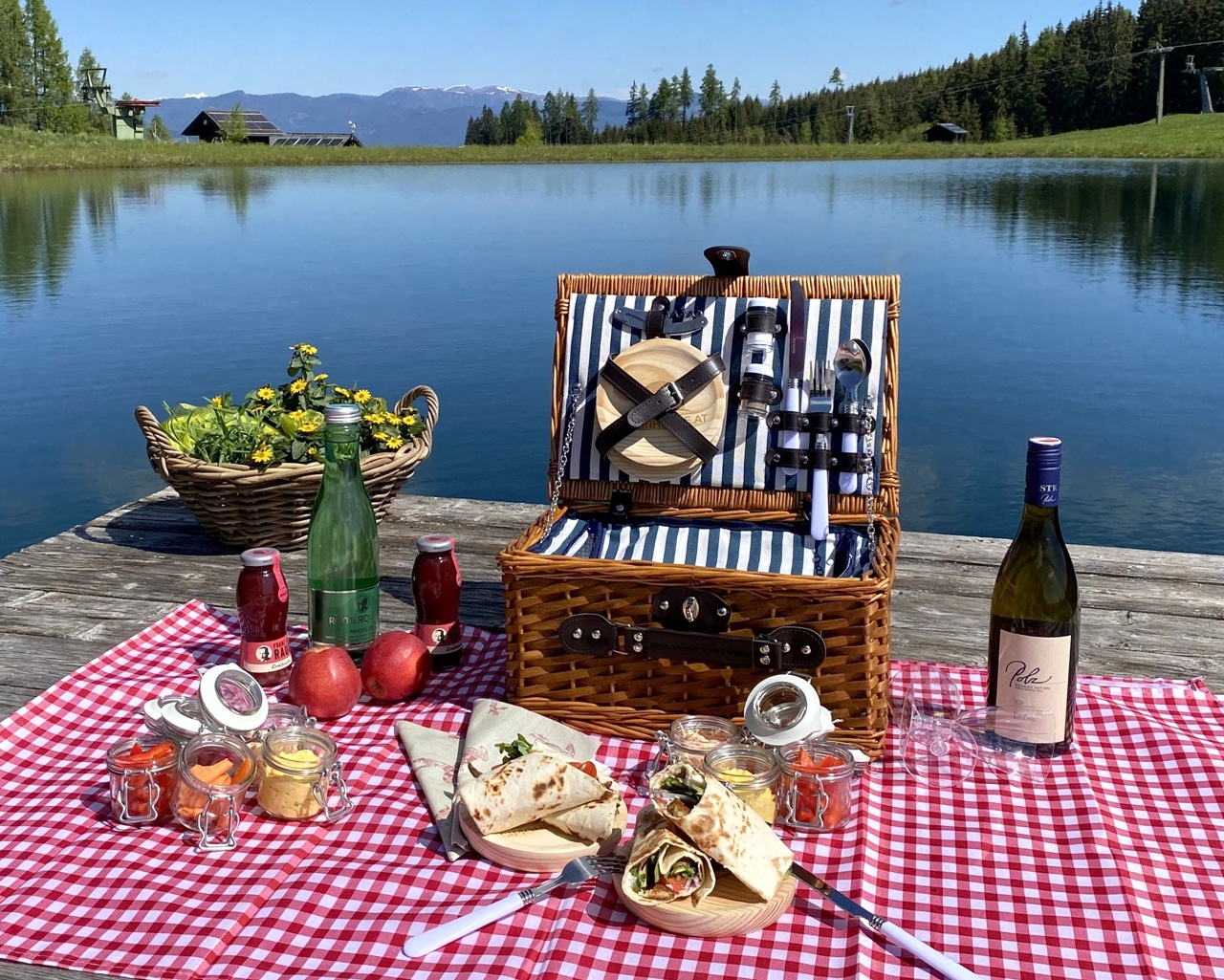 Ein großer Picknickkorb am Bergsee der Simonhöhe