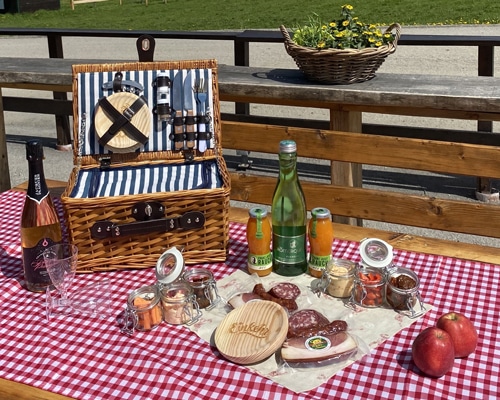 Picknick auf der Simonhöhe 1 Ein Rustikal Picknickkorb auf der Simonhöhe