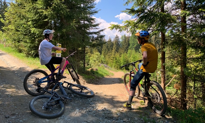 Ein Trail auf der Simonhöhe und zwei Biker