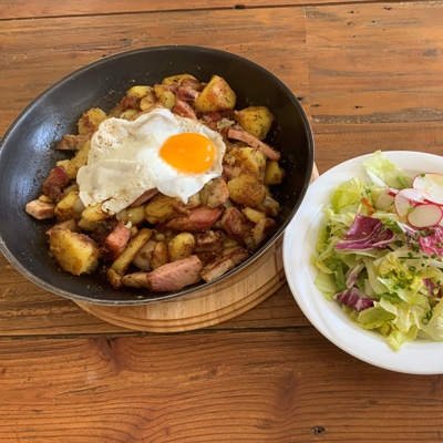 Größtl mit Ei und Salat