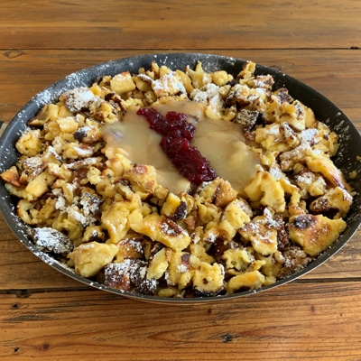 Ein Kaiserschmarrn mit Apfelmus