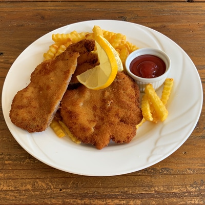 Wienerschnitzel mit Pommes und Ketchup