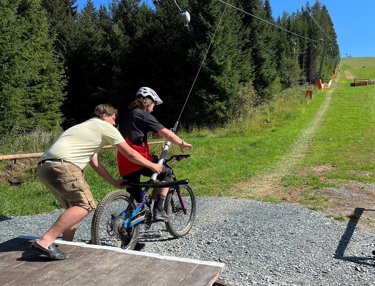 Ein Lift der einen Biker auf den Berg befördert