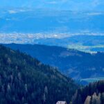 Gasthaus Loisebauer an der Zufahrtsstraße zur Simonhöhe mit der Stadt Klagenfurt und den Karawanken im Hintergrund