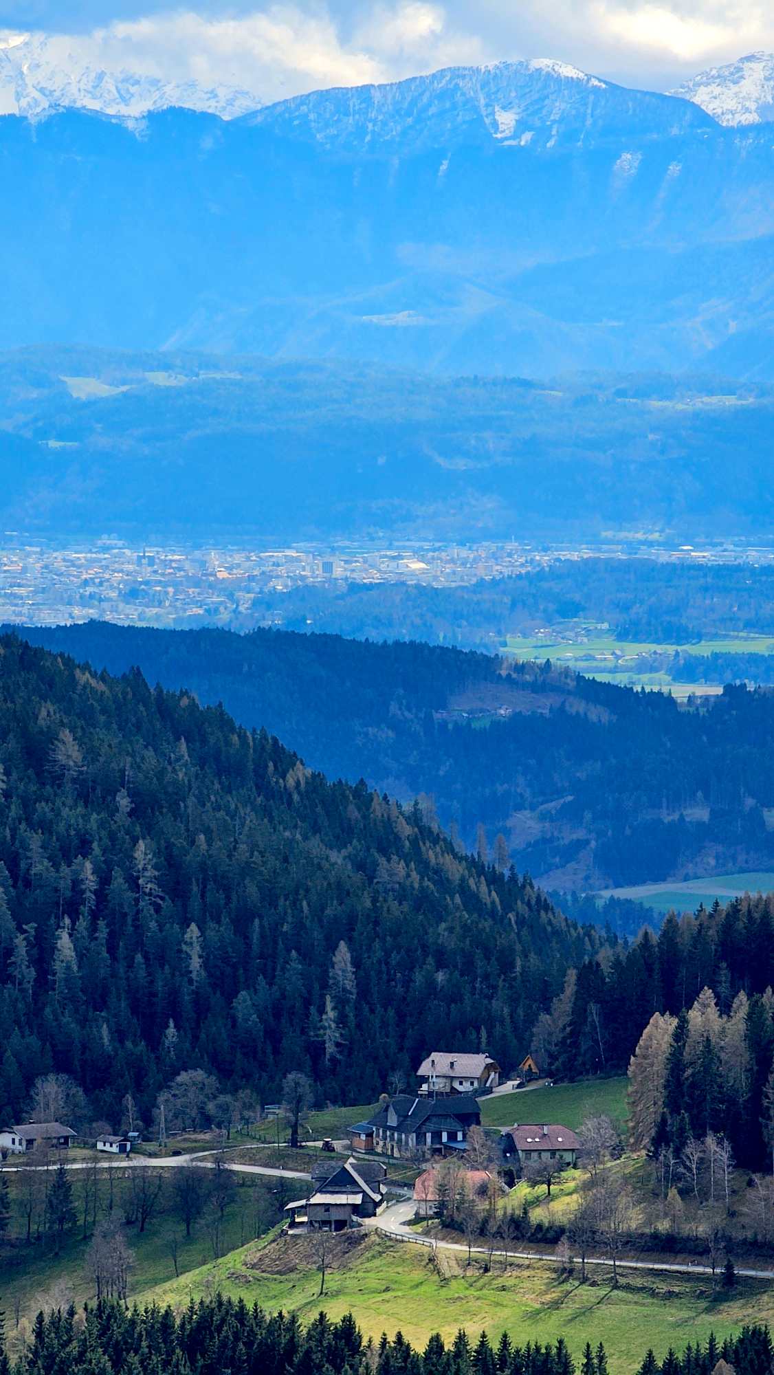 Gasthaus Loisebauer an der Zufahrtsstraße zur Simonhöhe mit der Stadt Klagenfurt und den Karawanken im Hintergrund