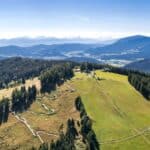 Eine Luftbildaufnahme des Bergpanoramas rund um den Hocheckgipfel auf der Simonhöhe