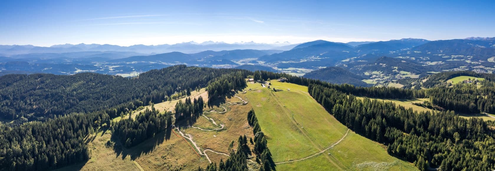 Eine Luftbildaufnahme des Bergpanoramas rund um den Hocheckgipfel auf der Simonhöhe