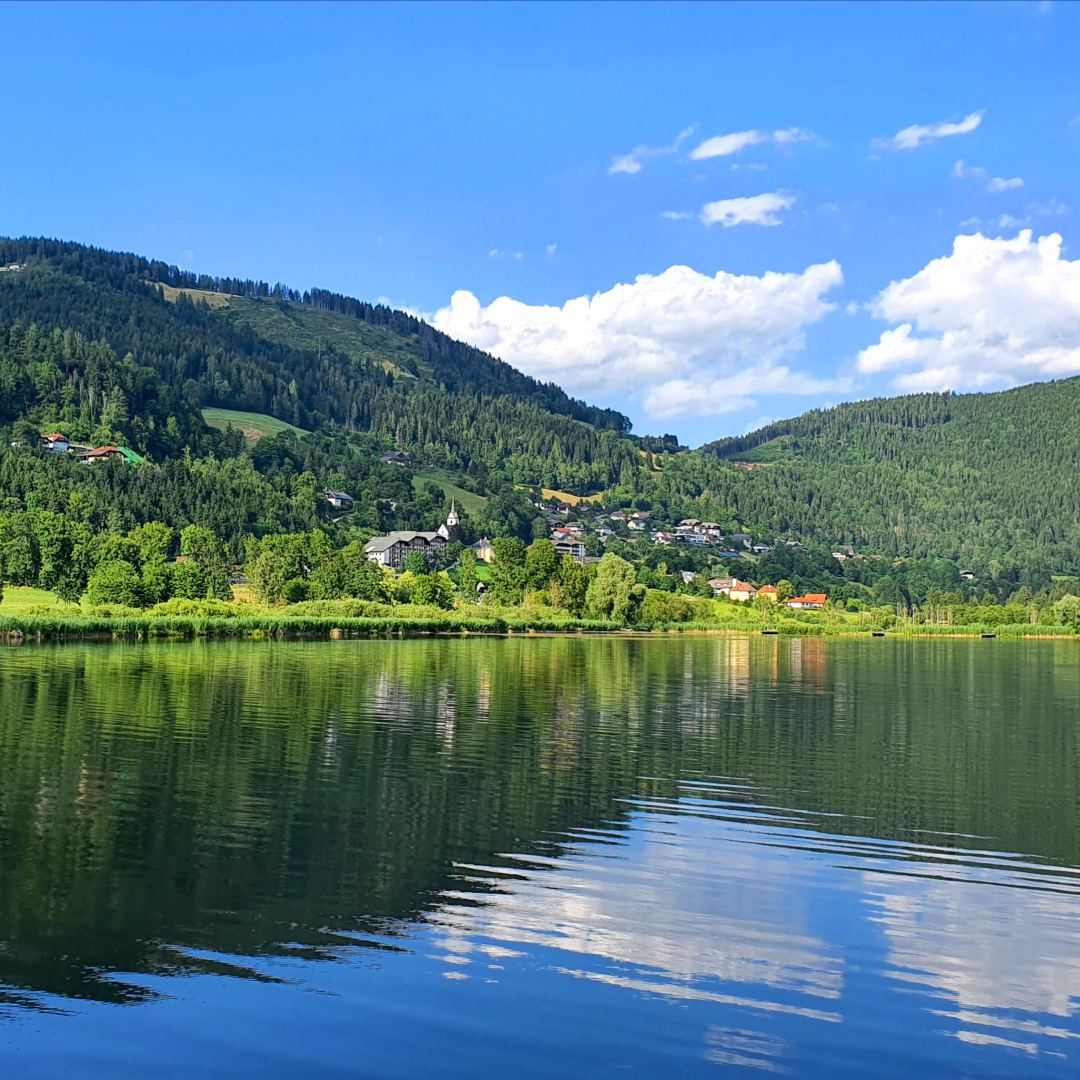 Urbansee umrahmt von den Bergen in Mittelkärnten