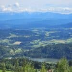 Bergpanorama in Kärnten, St. Urbaner See im Vordergrund