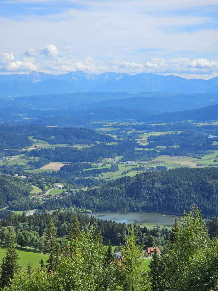 Bergpanorama in Kärnten, St. Urbaner See im Vordergrund