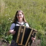 Laura Rampitsch mit Instrument