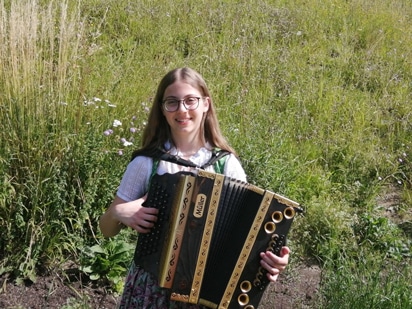 Laura Rampitsch mit Instrument