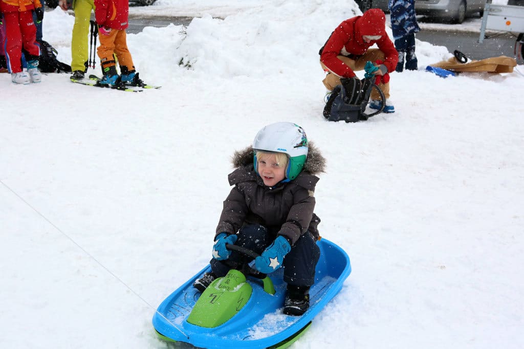 Angebote für Kinder 4 Eine Mutter und ihr Kind beim Rodeln auf der Simonhöhe