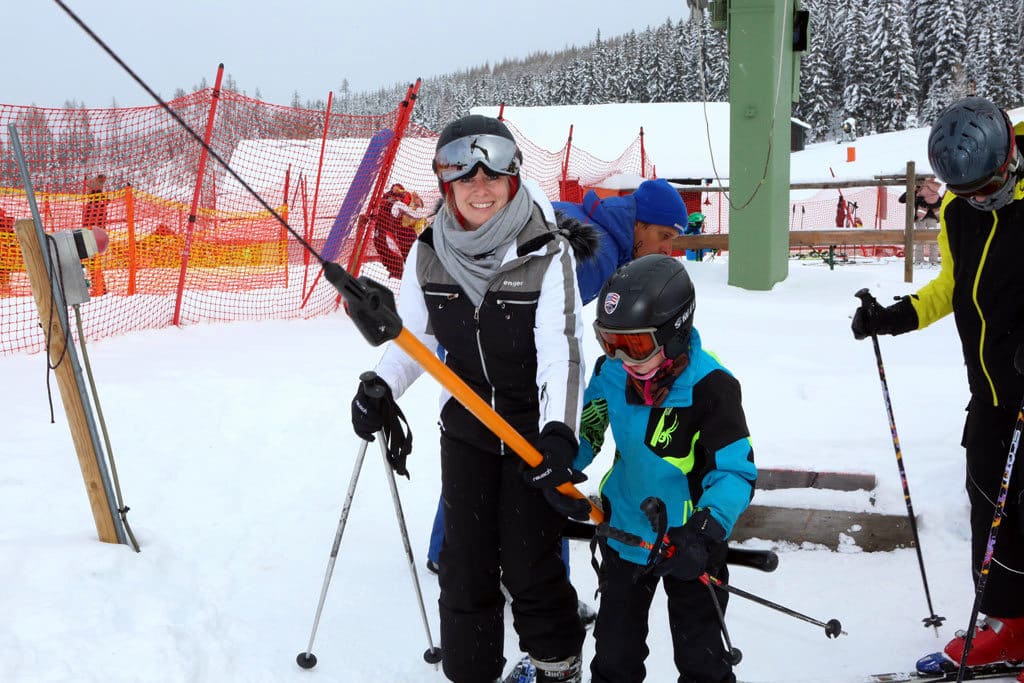 Eine Piste und Skifahrer in der Nacht auf der Simonhöhe